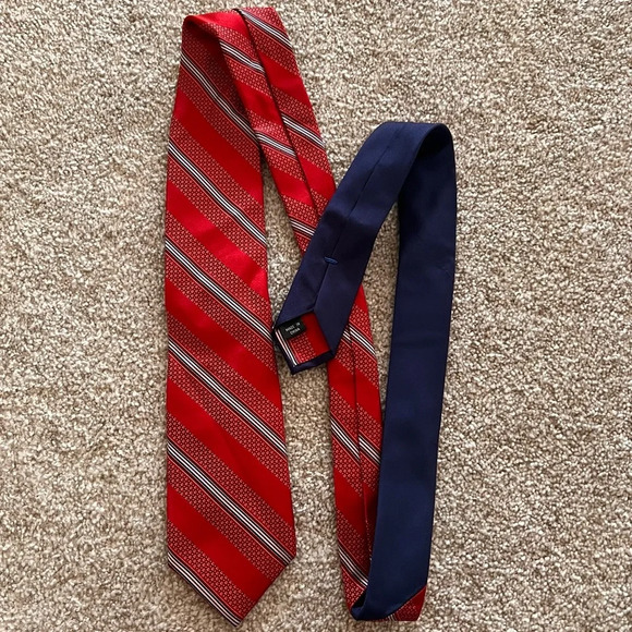 Saks Fifth Avenue 100% Silk Red White Striped Tie - Picture 2 of 3